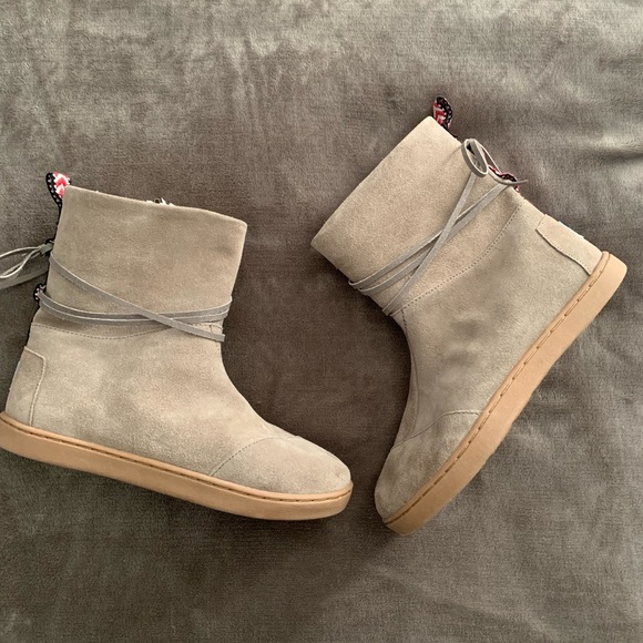 Toms Other - Toms Youth Nepal Boots in Sand Suede size 3